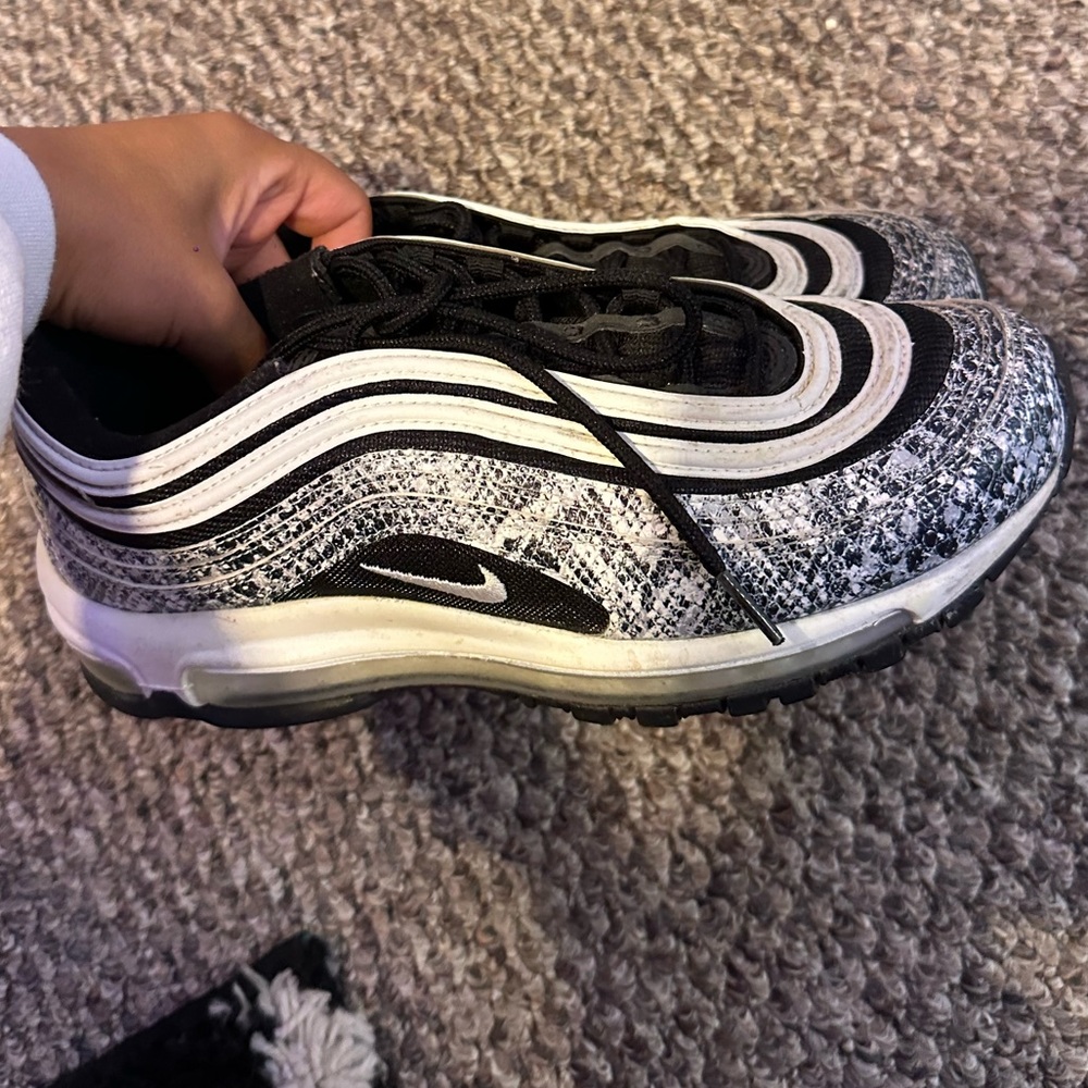 Size 9W nike air max